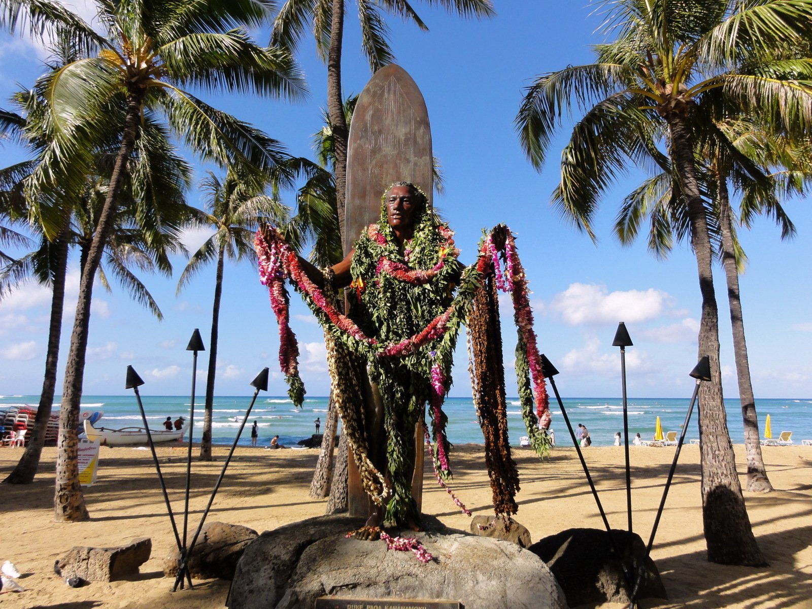 Duke_Kahanamoku_Memorial_in_Waikiki