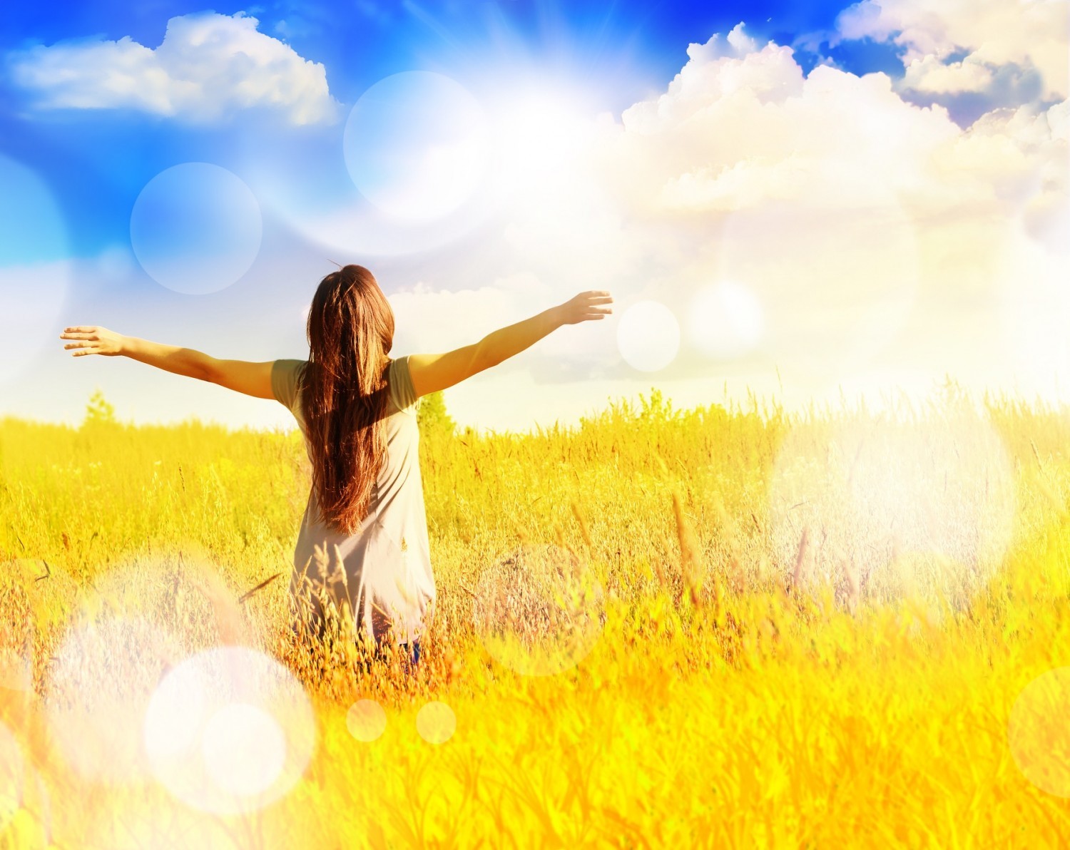 BM_Free-happy-woman-enjoys-freedom-on-sunny-meadow._79952247-1500x1192